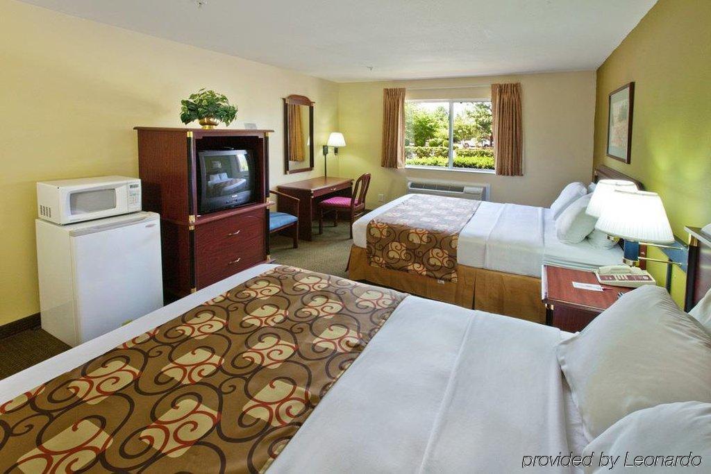 Country Hearth Of 3*